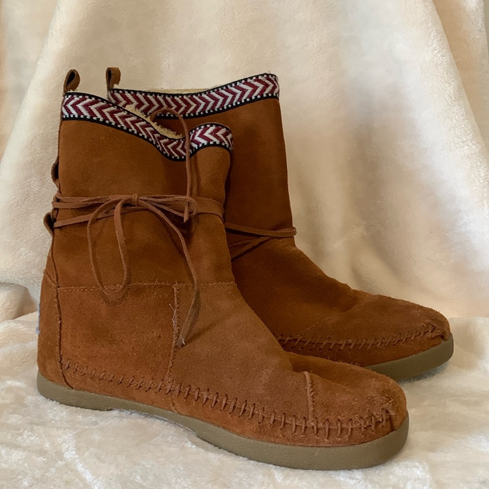 Woman’s Toms fur lined booties. Gently used in excellent condition!